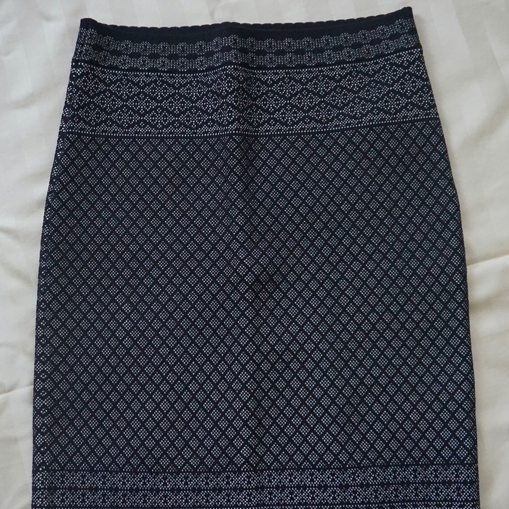 BCBG Maxazria black pattern pencil skirt